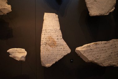 Kahire, Mısır- 01 Şubat 2026: Eski Mısır Pottery Ostraca Parçalar ve Hieratic Senaryo ve Kırmızı Mürekkep