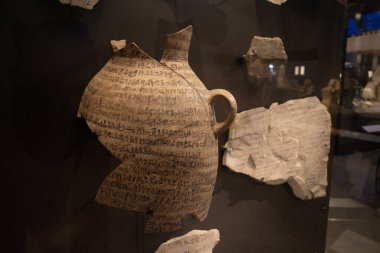 Kahire, Mısır- 01 Şubat 2026: Antik Mısır Çömlek ve Faience Müzesinde Geniş Koleksiyon