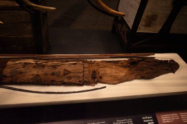 Kahire, Mısır- 01 Şubat 2026: Antik altın devekuşu tüyü hayranı müze vitrininde Tutankamon