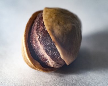 meyve fıstıklı makro beyaz bir kağıda yatıyor