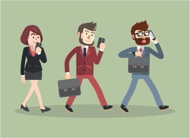 İş adamı kadın telefonla yürüyor