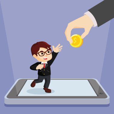 tablet üzerinde büyük bir el ile mobil ödemeler