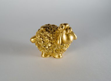 Heykelcik - altın kuzu, iyi şanslar sembolü