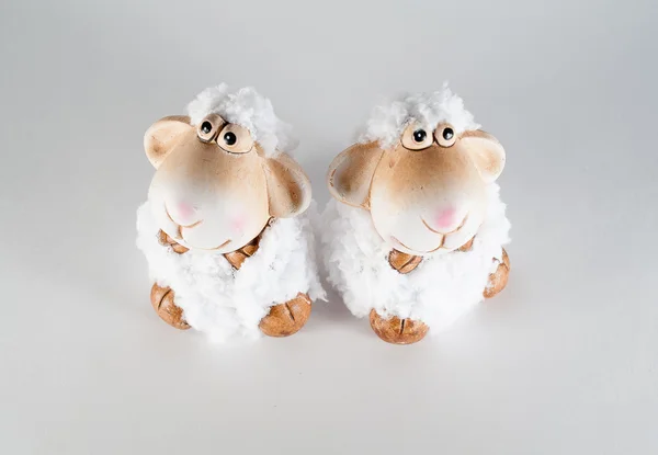 iki oyuncak koyun-beyaz sembolü yeni 2015 yılında