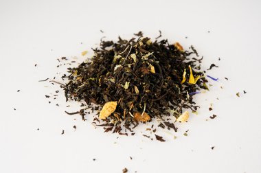 çay yaprakları aromatik katkı maddeleri ile kurutulmuş
