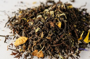 çay yaprakları aromatik katkı maddeleri ile kurutulmuş