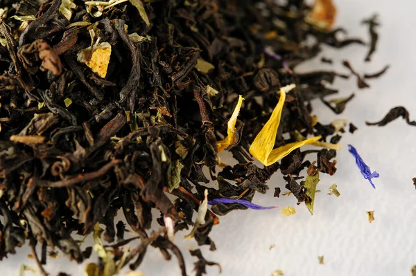 çay yaprakları aromatik katkı maddeleri ile kurutulmuş