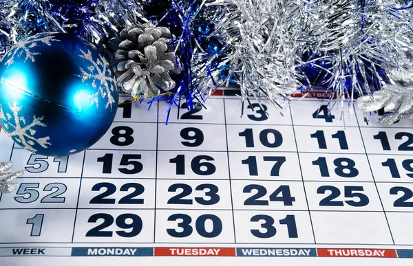 Канун нового 2015 года в календаре, 31 декабря 2014 года с голубыми серебряными рождественскими украшениями — стоковое фото