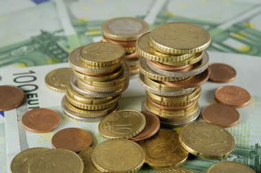 Euro yığını banknotlar için 100 Euro paralar.