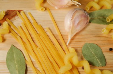 Ürünler - makarna, baharat, sarımsak kümesi