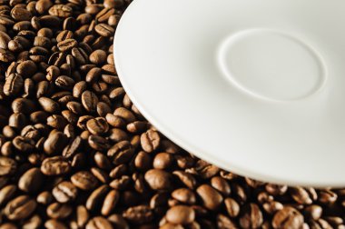 kahve çekirdekleri ve beyaz tabak