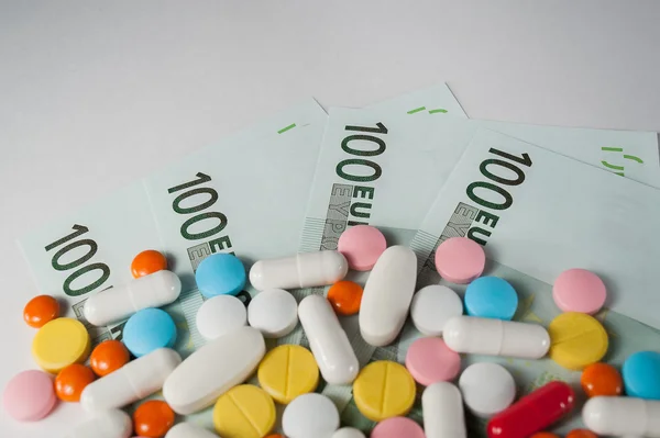 Medicines, tablets on the banknotes of 100 euros — Stock Photo, Image