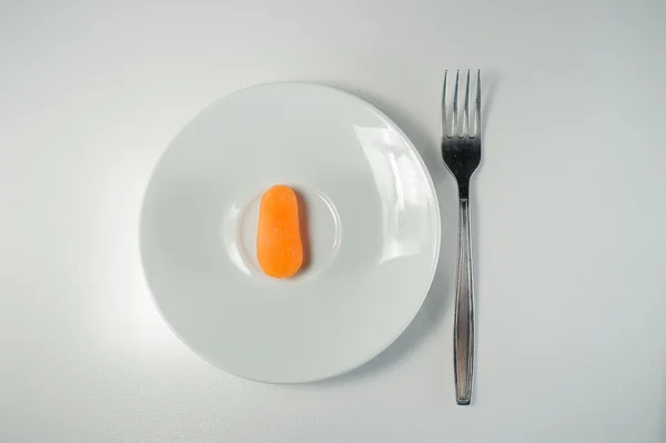 bir çatal ile bir plaka üzerinde küçük havuç