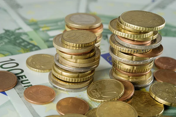 Stack of Euro coins to banknotes 100 Euro — Stock Photo, Image