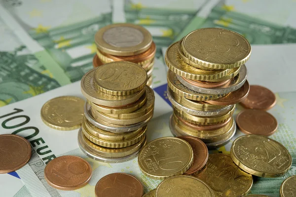 Euro yığını banknotlar için 100 Euro paralar.