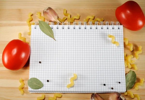 Blocco note sul fondo di pasta, pomodoro e spezie — Foto Stock