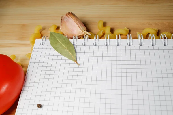 Makarna, domates ve baharat arka plan üstünde not etmek