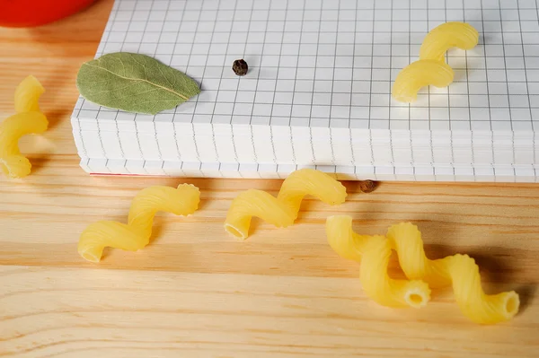 Makarna, domates ve baharat arka plan üstünde not etmek