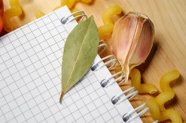 Makarna, domates ve baharat arka plan üstünde not etmek