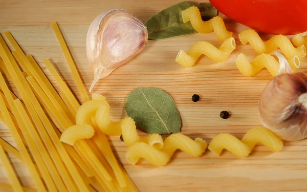 Ürünler - makarna, baharat, sarımsak, domates kümesi