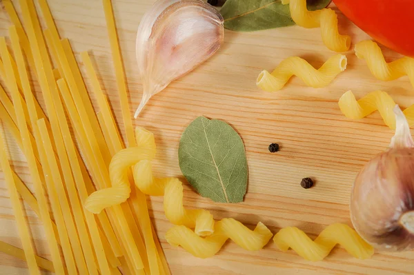 O jogo de produtos - massa, temperos, alho, tomates — Fotografia de Stock