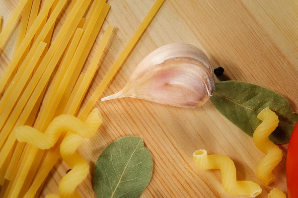 La serie di prodotti - pasta, spezie, aglio, pomodori — Foto Stock