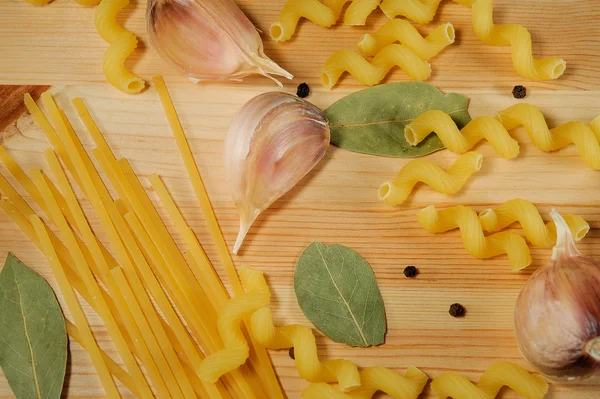 Ürünler - makarna, baharat, sarımsak kümesi — Stok fotoğraf