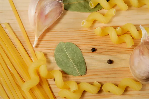 La serie di prodotti - pasta, spezie, aglio — Foto Stock
