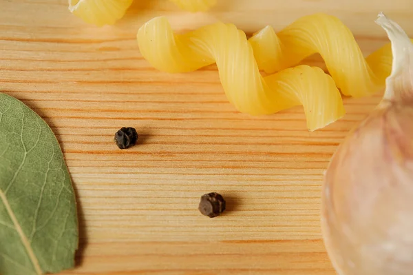 Ürünler - makarna, baharat, sarımsak kümesi