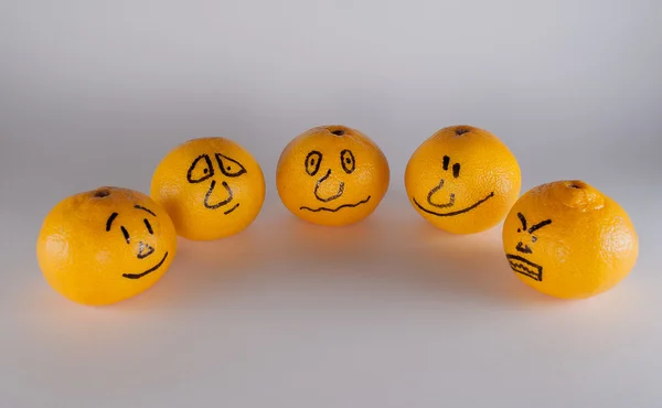 farklı duygular ile boyalı yüzü olan birkaç Mandarin