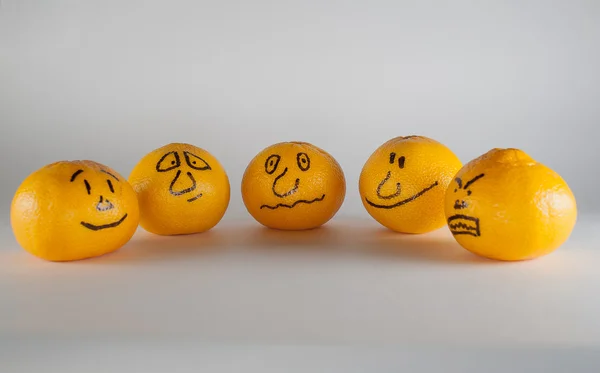 farklı duygular ile boyalı yüzü olan birkaç Mandarin