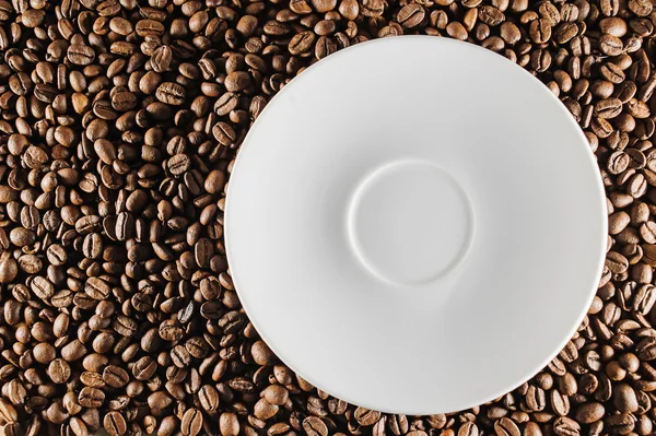 kahve çekirdekleri ve beyaz tabak