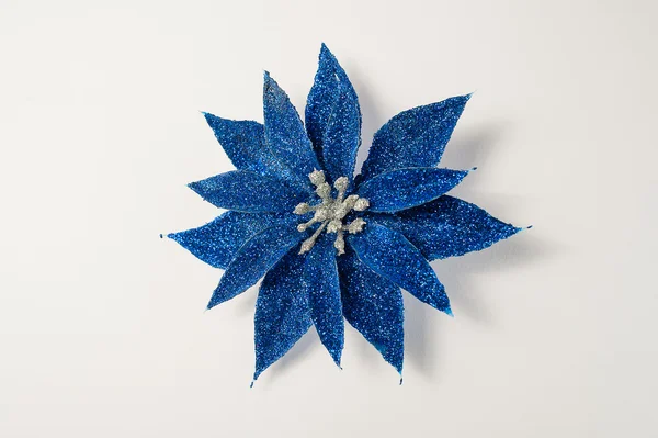 Mavi beyaz bir arka plan üzerinde Noel süsleri