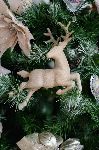 Christmas speelgoed - herten, close-up op de boom — Stockfoto