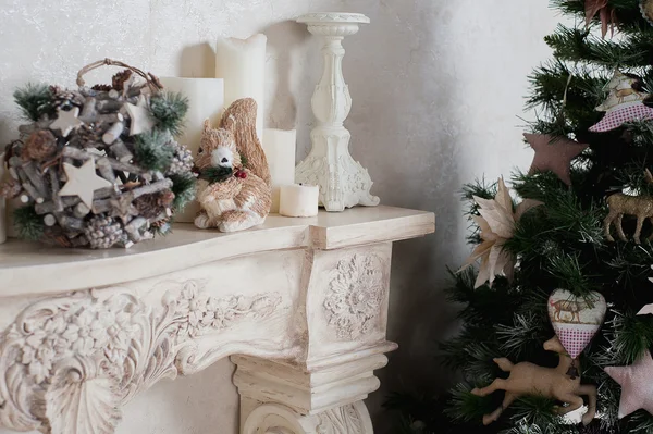 Árbol de Navidad con regalos en el interior Imagen de archivo