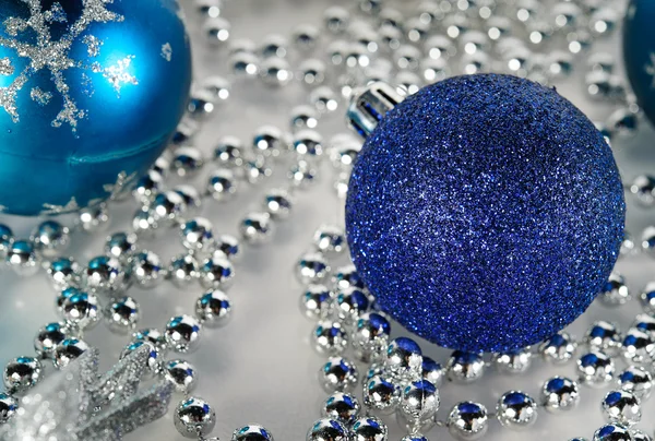 Kerstversiering, blauwe bal, zilveren kralen — Stockfoto