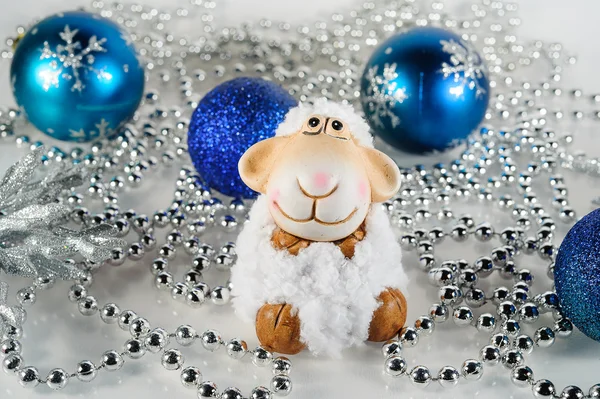 oyuncak koyun arka planda Noel süslemeleri