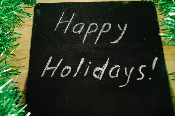 Na czarny deska biała kredą napisał "happy holidays" — Zdjęcie stockowe
