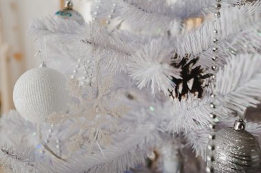 çam kozalakları, boncuk ve topları ile beyaz Noel ağacı