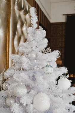 çam kozalakları, boncuk ve iç topları ile beyaz Noel ağacı