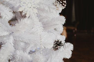 çam kozalakları, boncuk ve topları ile beyaz Noel ağacı