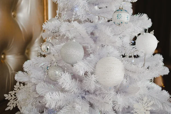 Witte kerstboom met dennenappels, kralen en ballen — Stockfoto