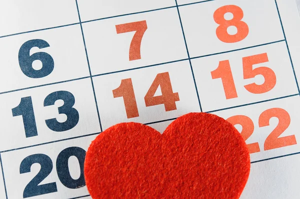 14. Februar 2015 im Kalender, Valentinstag, Herz aus rotem Filz. — Stockfoto