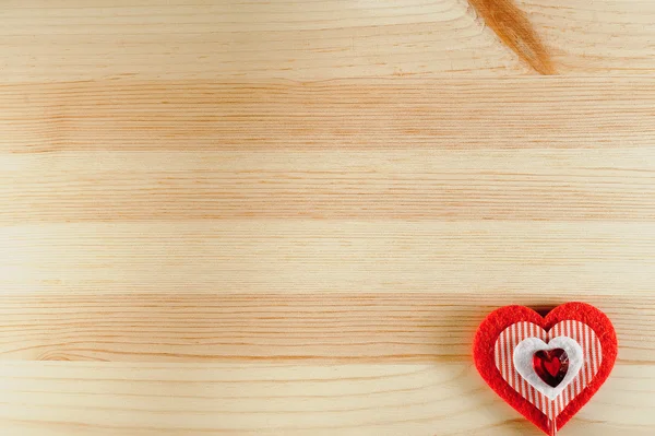 Het hart van vilt op houten achtergrond — Stockfoto