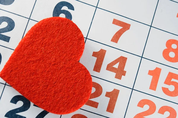 Febrero 14, 2015 en el calendario, San Valentín, el corazón de fieltro rojo . Fotos de stock