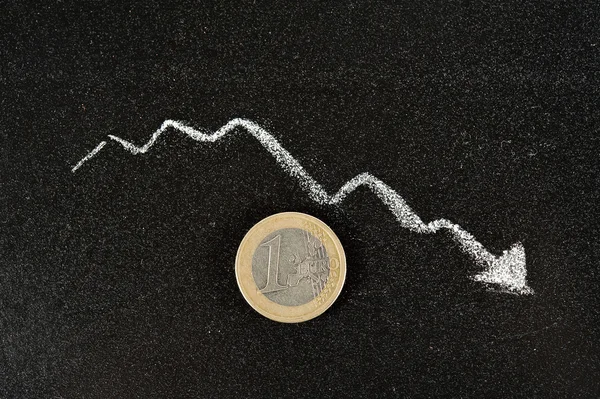 Arka plandaki grafiği azaltma sikke Euro.