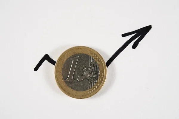 Moneda euro en el contexto del crecimiento del gráfico Fotos de stock libres de derechos