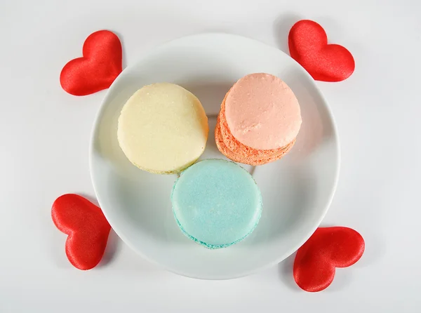 Macaroons ve kalpleri bir plaka üzerinde