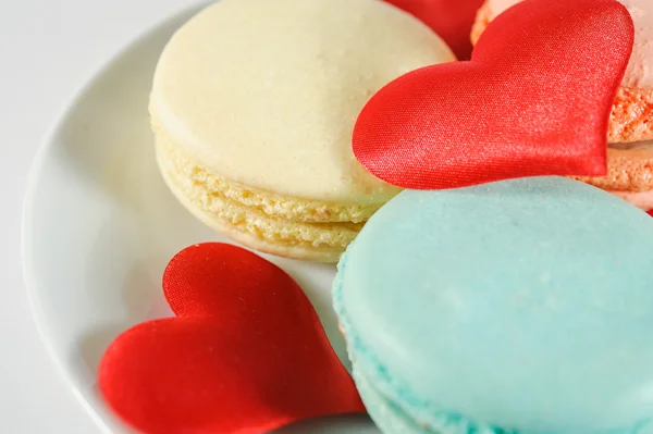 Macarons et coeurs dans une assiette — Photo