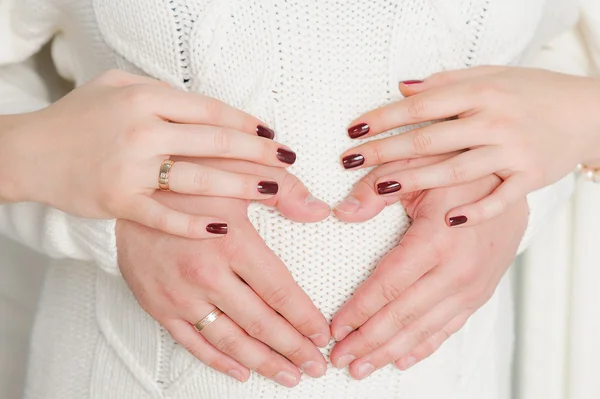 Karın bir kalp şeklinde ellerde